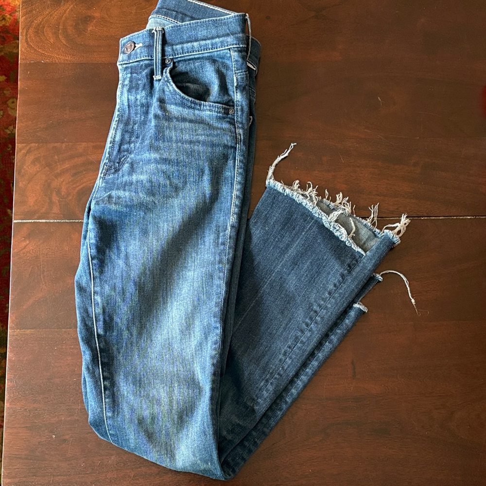 MOTHER Insider Crop Step Fray in “Good for you” wash